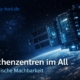 Futuristisches Rechenzentrum im Orbit mit großen Solarpaneelen über der Erde, blau leuchtende Servermodule im All – Beitragsbild zu „Rechenzentren im All – technische Machbarkeit“ von tiny-tool.de.
