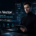 John Vector in einem modernen futuristischen Analyse-Studio mit blau-türkisen Lichtakzenten, transparenten Daten-Overlays und tiny-tool.de Branding. Die digitale Persona der Redaktion hält ein Tablet und steht für Faktencheck, Struktur und technische Einordnung.